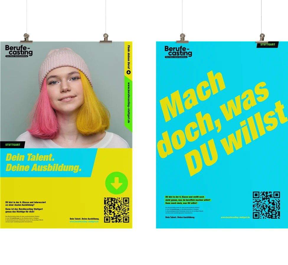 Zwei A2-Plakate an einer Wand: Porträt einer Schülerin und Schriftzug „Mach doch, was DU willst“